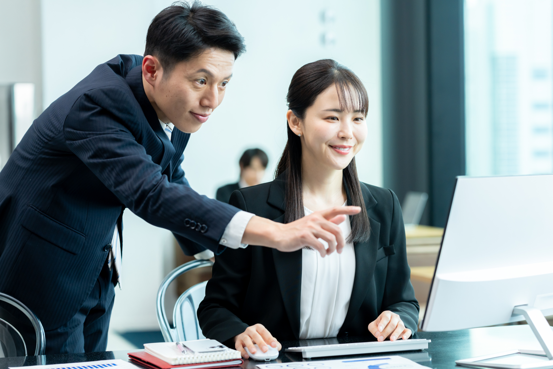 画面を見ながら助言する伴走シーン